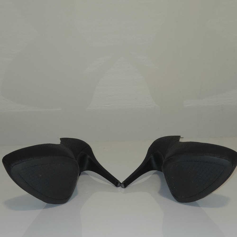 Jessica Simpson Classic Black Heels - Picture 3 of 6